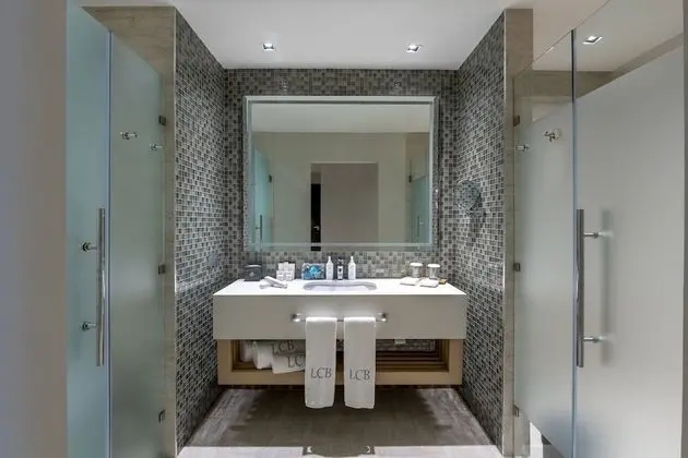 Unique Queen - Swim Up Junior Suite