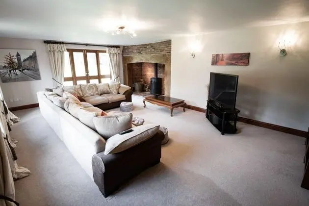 Ev (Highfields Lodge - max 23 people)