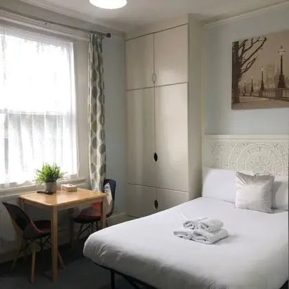 Büyük Yataklı Tek Kişilik Oda