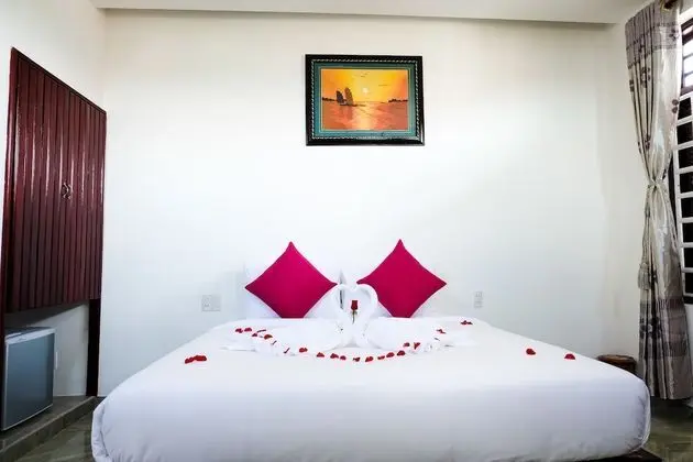 Tek Büyük veya İki Ayrı Yataklı Oda, Havuz Manzaralı