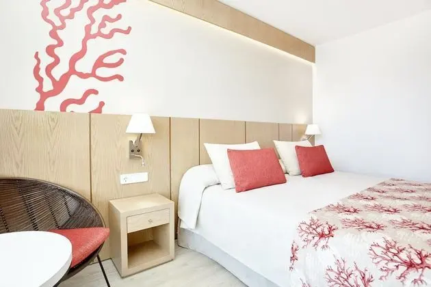 Tek Büyük Yataklı Oda, Balkon, Kısmi Deniz Manzaralı