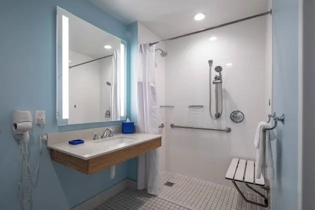Süit, 2 Yatak Odası, Havuz Manzaralı (Mobility, Roll-in Shower)