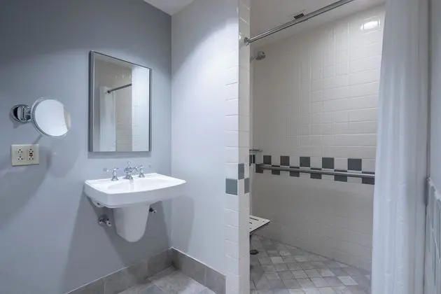 Oda, 2 Büyük (Queen) Boy Yatak, Bahçe Manzaralı (Mobility, Roll-In Shower)