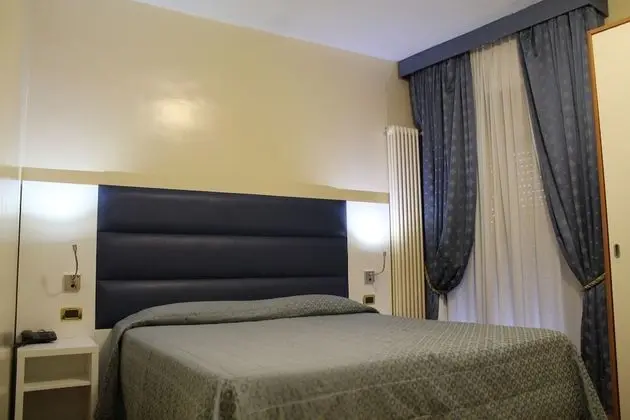 Büyük Yataklı Tek Kişilik Oda