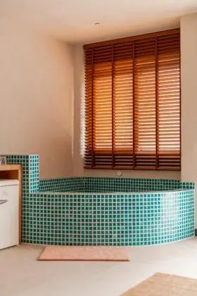 Jakuzili Deluxe Oda, Kara Manzaralı