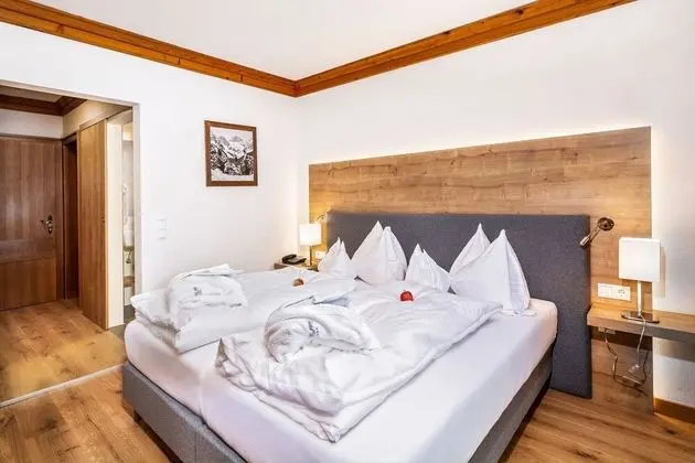 Tek Büyük Yataklı Oda, Balkon, Dağ Manzaralı