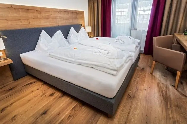 Tek Büyük Yataklı Oda, Balkon, Dağ Manzaralı