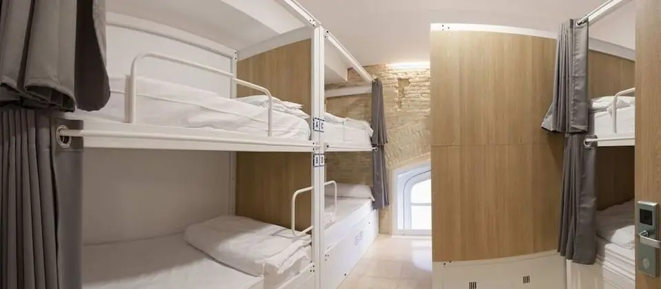 Ortak Ranzalı Oda, Sadece kadınlar için, Ortak Banyo (16 People)