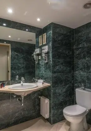 Tek Büyük Yataklı Oda (1 cama doble o 2 camas individuales)