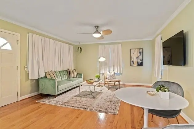 Ev (Updated 1-bedroom house in Baton Roug)