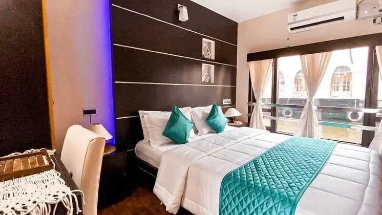Premium Tek Büyük Yataklı Oda