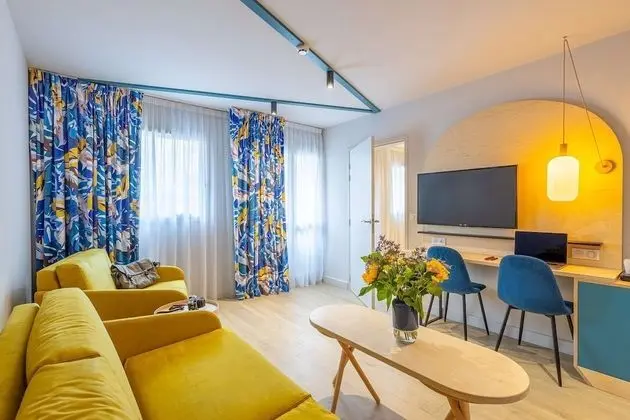 Süit, 1 En Büyük (King) Boy Yatak, Sigara İçilmez (with Single Sofabed;with Sofabed)