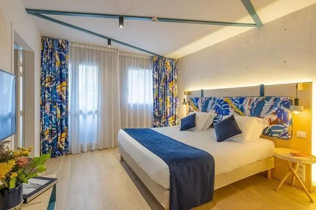 Süit, 1 En Büyük (King) Boy Yatak, Sigara İçilmez (with Single Sofabed;with Sofabed)