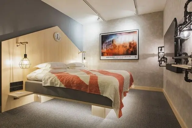 Queen Room, No Windows