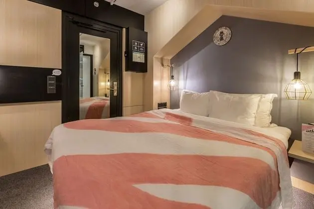 Queen Room, No Windows