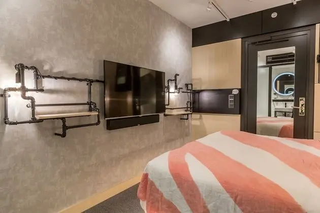 Queen Room, No Windows