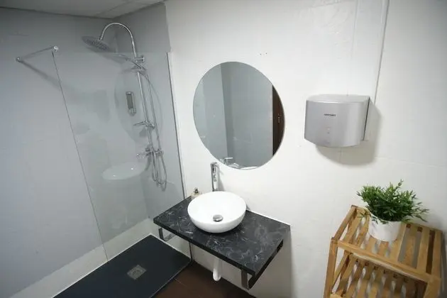 Dört Kişilik Oda, Sigara İçilmez, Ortak Banyo
