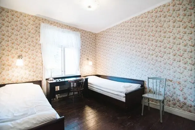 İki Ayrı Yataklı Oda, Ortak Banyo