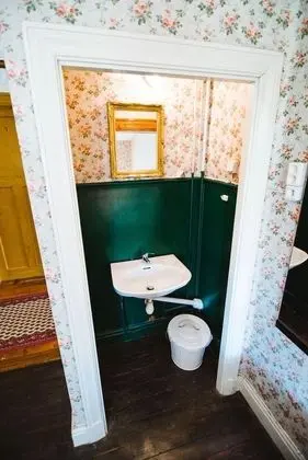 İki Ayrı Yataklı Oda, Ortak Banyo