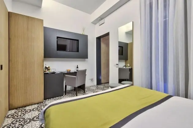 Deluxe Tek Büyük Yataklı Oda (Ground Floor With Patio)