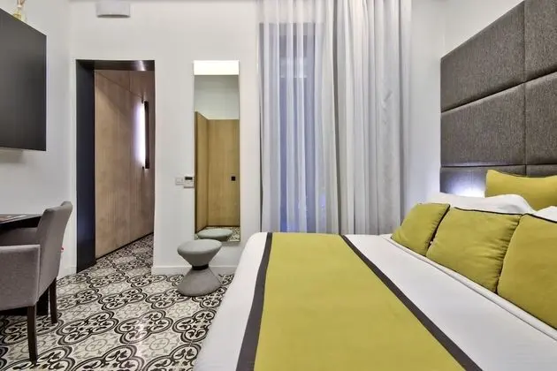 Deluxe Tek Büyük Yataklı Oda (Ground Floor With Patio)