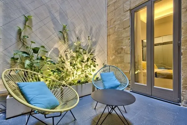 Deluxe Tek Büyük Yataklı Oda (Ground Floor With Patio)