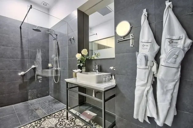 Deluxe Tek Büyük Yataklı Oda (Ground Floor With Patio)