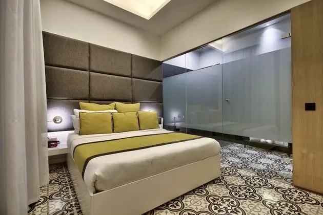 Deluxe Tek Büyük Yataklı Oda (Ground Floor With Patio)