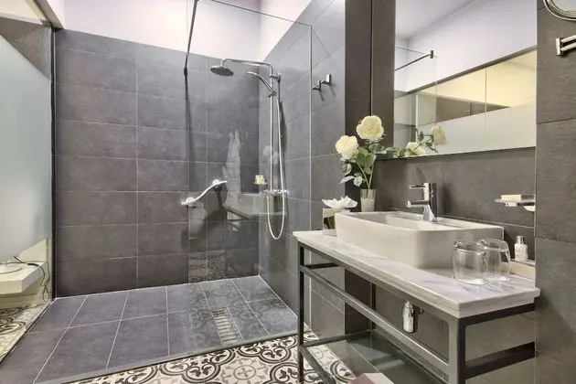 Deluxe Tek Büyük Yataklı Oda (Ground Floor With Patio)