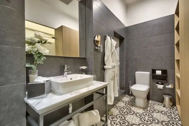 Deluxe Tek Büyük Yataklı Oda (Ground Floor With Patio)