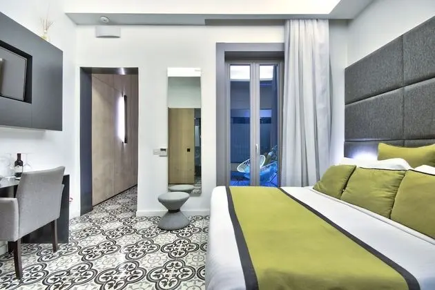 Deluxe Tek Büyük Yataklı Oda (Ground Floor With Patio)