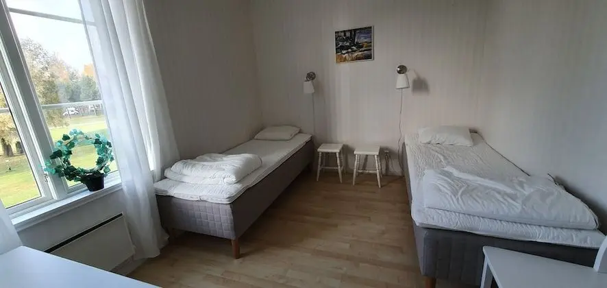 İki Ayrı Yataklı Oda, Ortak Banyo