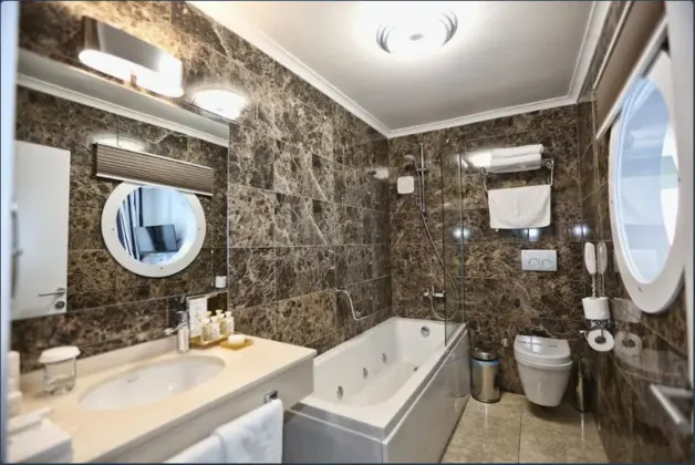 Jakuzili ve Teraslı Oda, Deniz Manzaralı, Jakuzili