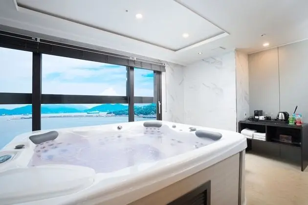 Ocean Jacuzzi Suite (Ocean View) - Breakfast, Mirror ball Garden and Weekly Yacht for 1 pax