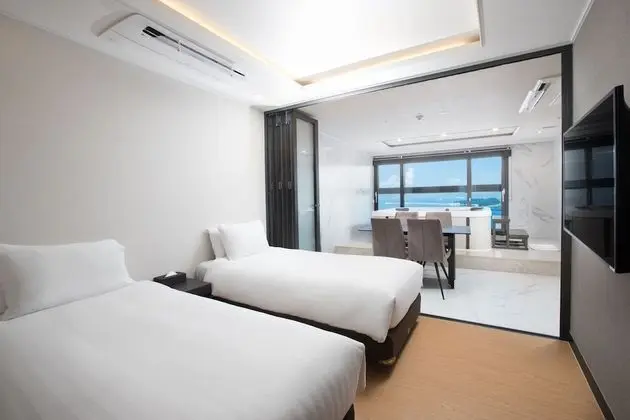 Ocean Jacuzzi Suite (Ocean View) - Breakfast, Mirror ball Garden and Weekly Yacht for 1 pax