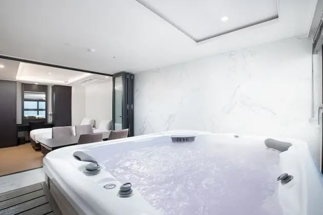 Ocean Jacuzzi Suite (Ocean View) - Breakfast, Mirror ball Garden and Weekly Yacht for 1 pax