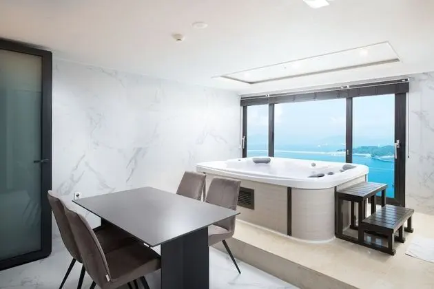 Ocean Jacuzzi Suite (Ocean View) - Breakfast, Mirror ball Garden and Weekly Yacht for 1 pax