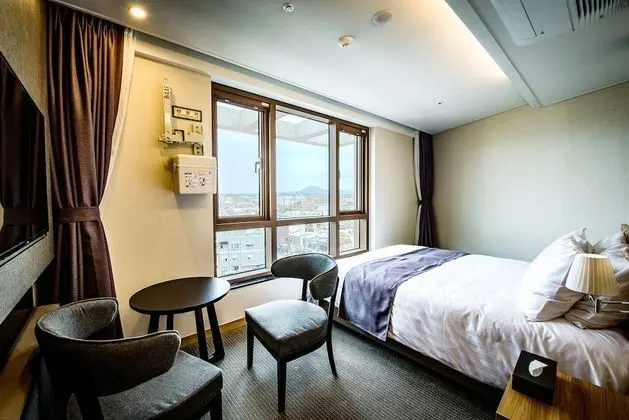 Standard Double Room - Breakfast for 1 + 2 Draft Beers + Lounge Access + 12:00 Check-out