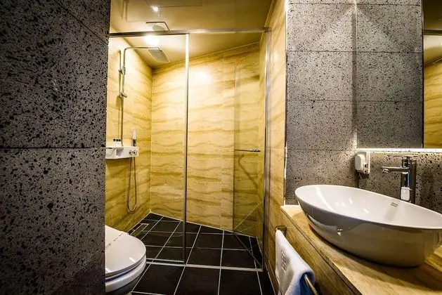 Standard Double Room - Breakfast for 1 + 2 Draft Beers + Lounge Access + 12:00 Check-out