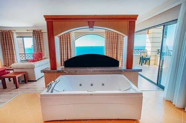 https://images.etstur.com/files/images/hotelImages/TR/51912/l/Utopia-World-Deluxe-Hotel-Oda-375742.jpg