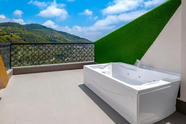 https://images.etstur.com/imgproxy/resize/2560x1440/files/images/hotelImages/etsrooms/247/Utopia_World_Hotel_20260525091531_5.jpg