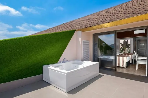 https://images.etstur.com/imgproxy/resize/2560x1440/files/images/hotelImages/etsrooms/247/Utopia_World_Hotel_20260525091532_6.jpg