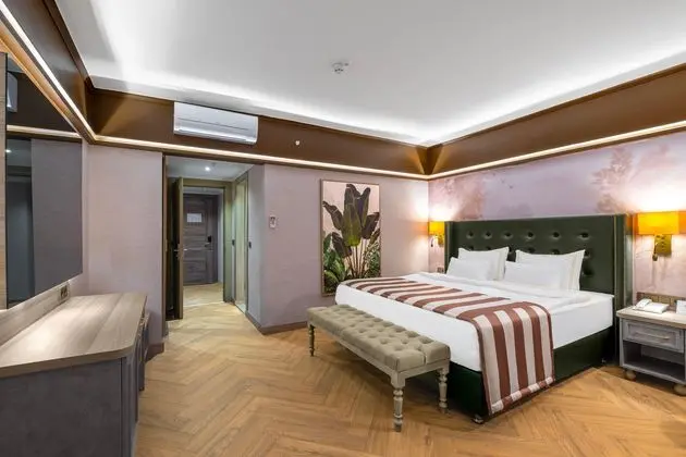 https://images.etstur.com/imgproxy/resize/2560x1440/files/images/hotelImages/etsrooms/247/Utopia_World_Hotel_20260605164239_1.jpg