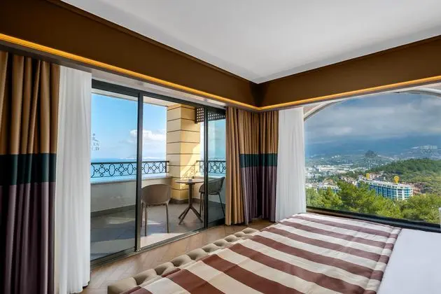 https://images.etstur.com/imgproxy/resize/2560x1440/files/images/hotelImages/etsrooms/247/Utopia_World_Hotel_20260605164245_7.jpg