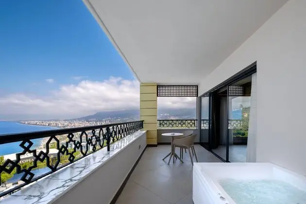 https://images.etstur.com/imgproxy/resize/2560x1440/files/images/hotelImages/etsrooms/247/Utopia_World_Hotel_20260605164246_8.jpg