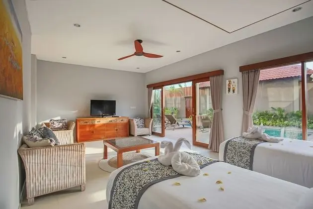 Villa, 4 Yatak Odası, Havuz Manzaralı