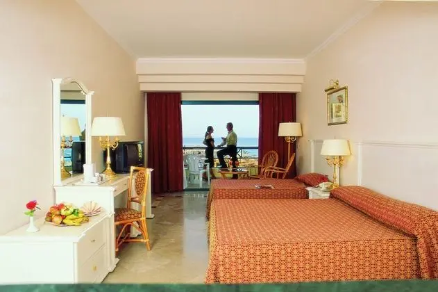 Suit Three Bedrooms Two Bathrooms