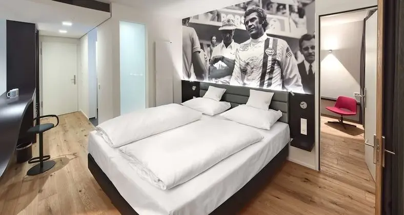 Family room with 2 double rooms with connecting door