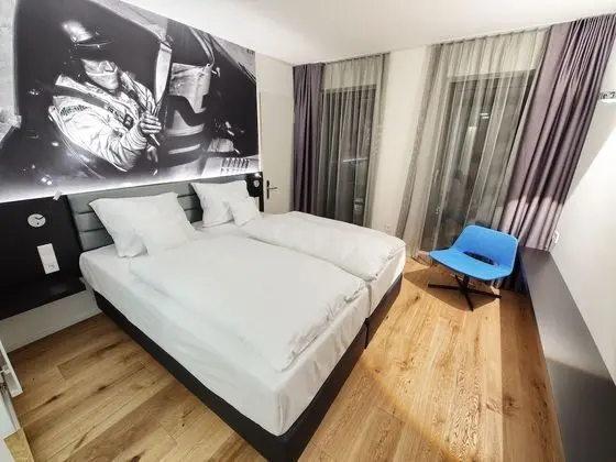 Family room with 2 double rooms with connecting door