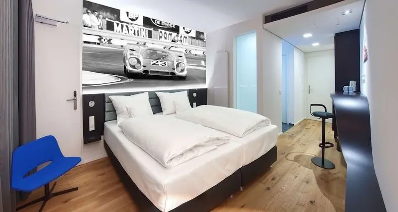 Family room with 2 double rooms with connecting door